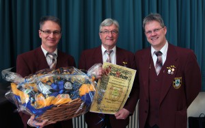 Zum Ehrenmitglied ernannt: Friedel Braun (mi.) mit dem Vorstand Oliver Eschelbacher (re) und seinem Stellvertreter Reiner Knopf.