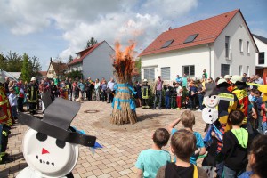 Verbrennung des "Winters" beim Sommerstagsumzug