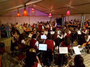 Der Musikverein Kürnbach ist zum zweiten Mal am Kerwesonntag zu Gast. Den Gästen gefällt die Mischung aus Gesang und Musik großartig