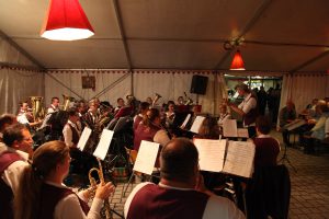 Die Besucher feiern den Musikverein Angelbachtal und sein abwechslungsreiches Programm bekannter Melodien der verschiedensten Genres.