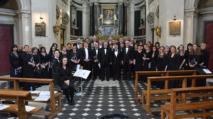 Vocalmania in Gala-Gaderobe in einer Kirche