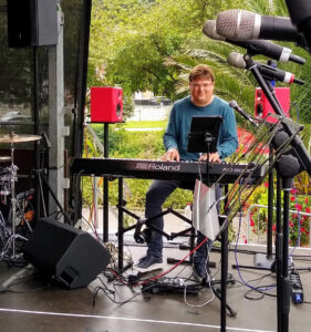 Rolf Wiechert sitzt am Keyboard