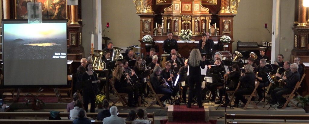 Der Musikverein sitzt im Altarraum.