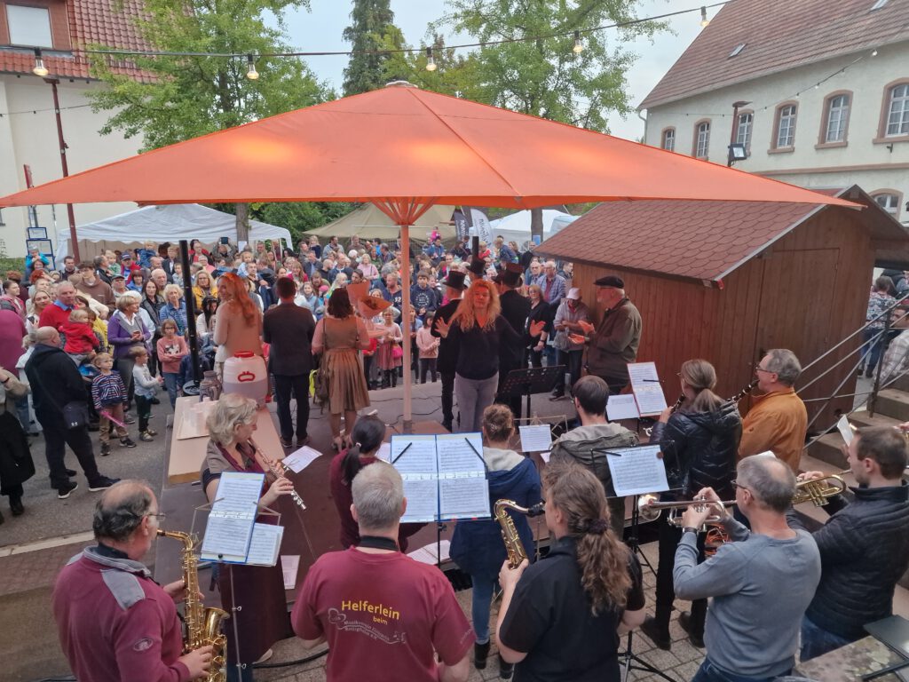 Der Musikverein steht vor der Rettigheimer Kirche hinter der Bühne.